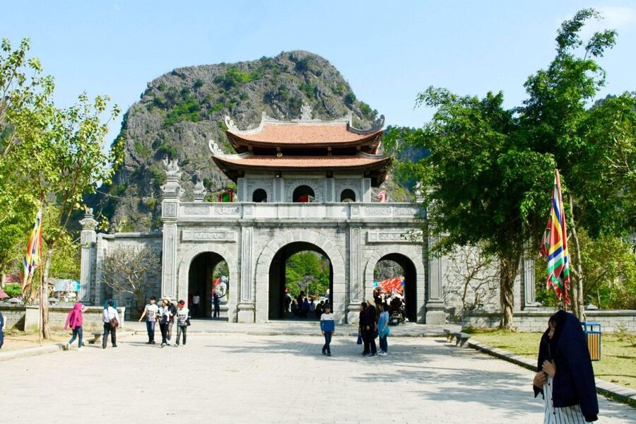 Hanoi: Hoa Lu, Trang An, and Mua Cave Full-Day Trip - Buffet lunch in Ninh Bình: satisfying, usually, with a couple caveats