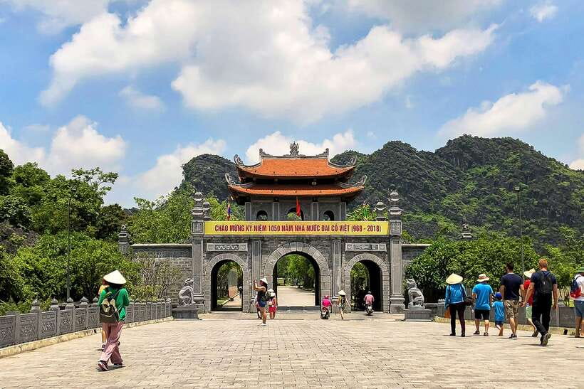 Hanoi/Ninh Binh: Tam Coc, Hoa Lu & Mua Caves Full-Day Trip - From Hanoi to Tam Coc: the day’s real rhythm