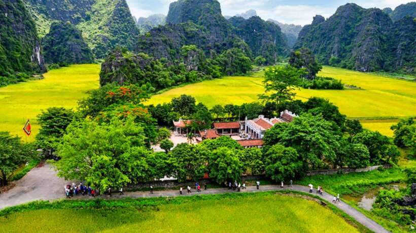 Hanoi/Ninh Binh: Tam Coc, Hoa Lu & Mua Caves Full-Day Trip - Tam Coc by sampan: gliding past the three caves
