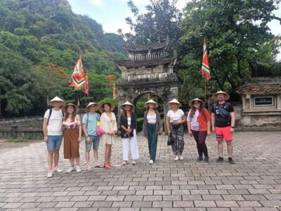 Hanoi/Ninh Binh: Tam Coc, Hoa Lu & Mua Caves Full-Day Trip - Hoa Lu Ancient Capital: Dinh and Le King temples