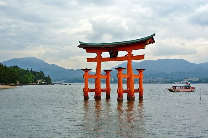 Hiroshima and Miyajima Day Trip with Itsukushima Shrine & Ferry - Itsukushima Shrine: the floating torii experience