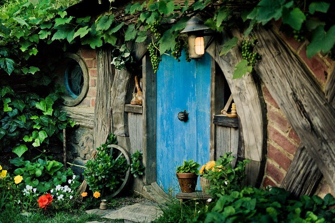 Hobbiton Movie Set Small Group Fully Guided Day Tour from Auckland - Inside the Shire: your guided Hobbiton set visit