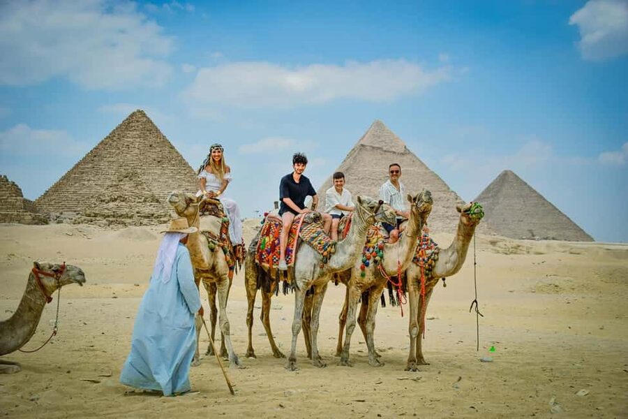 Hurghada: Cairo Pyramids, Sphinx & Egyptian Museum Day Trip - Lunch with views: fuel for the Museum hours