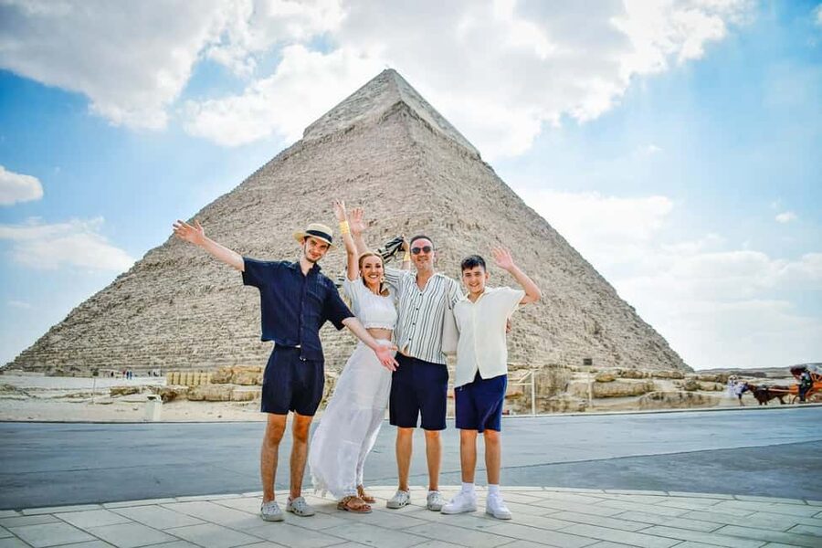 Hurghada: Cairo Pyramids, Sphinx & Egyptian Museum Day Trip - Giza Plateau: Khufu, Khafre, Menkaure, and the Sphinx