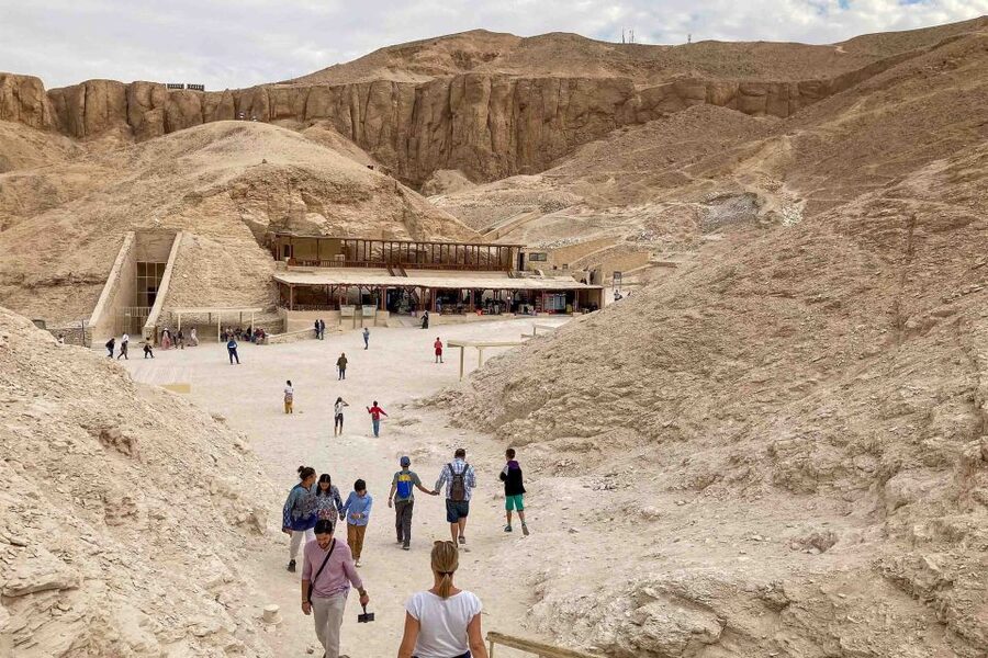 Hurghada: Valley of Kings Hatshepsut & Karnak Luxor Day Trip - Luxor Temple outside photo stop: how to use the final minutes