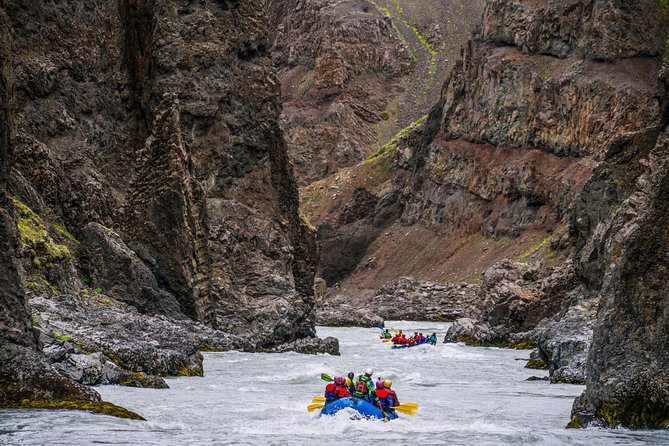 Iceland’s Top Grade 4 Rafting – Drysuit, Canyon & Adrenaline - The 6-Hour Rhythm: How the Day Usually Moves