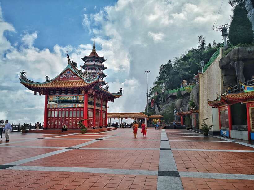 Kuala Lumpur: Genting Highlands & Batu Caves Day Trip - Batu Caves: The Colorful 272 Steps Up to Lord Murugan