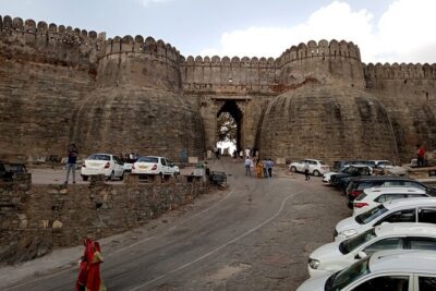 Kumbhalgarh & Ranakpur Day Trip from Udaipur with Guide and Lunch - Kumbhalgarh Fort: The Second Great Wall and a Real Stair-and-Steep Day