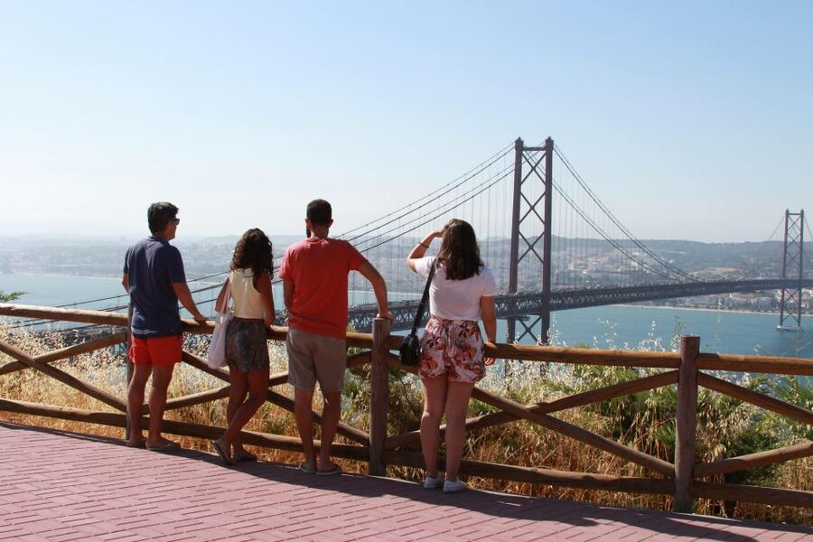 Lisbon: Arrábida and Sesimbra Day Trip with Wine - Sesimbra: Lunch on Your Own and Optional Sea Time