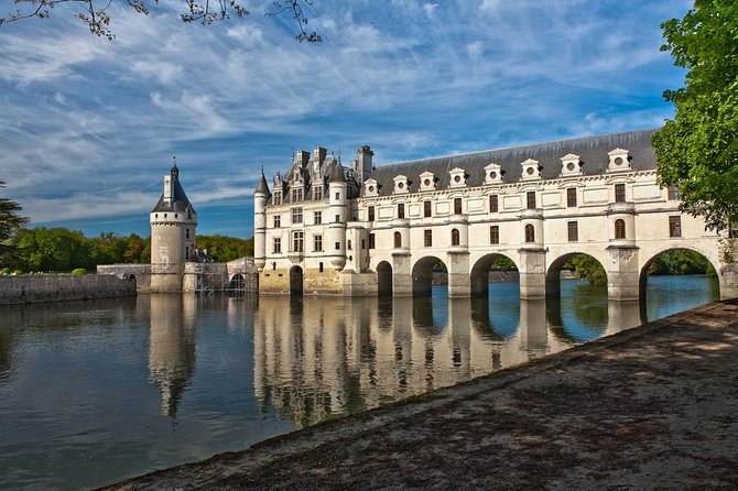 Loire Valley Castles Small-Group Day Trip from Paris - Getting Your Bearings: How the Guide Changes Each Stop