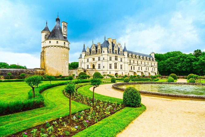 Loire Valley Wine and Castles Small-Group Day Trip from Paris - Chateau de Chambord: The Royal Showpiece That Still Feels Like Magic