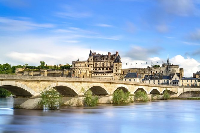 Loire Valley Wine and Castles Small-Group Day Trip from Paris - Chateau de Chenonceau: The Ladies Chateau Over the River
