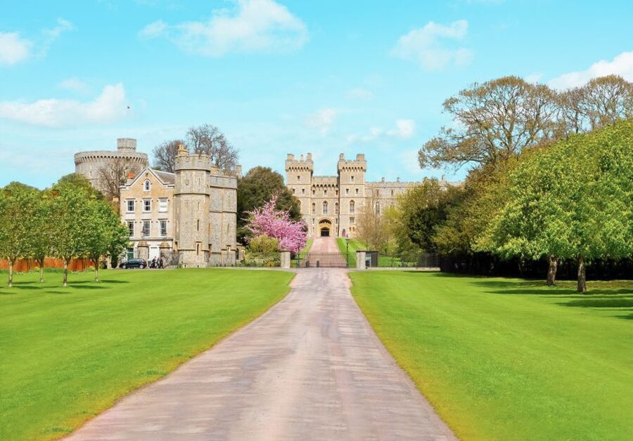 London: Stonehenge, Windsor, and Bath Day Trip by Bus - Windsor Castle and the Old Town Walk: Cobblestones, Queens, and Palace Scale