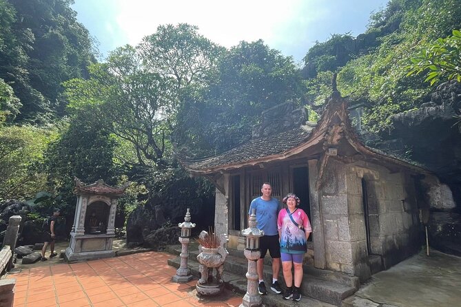 Luxury Ninh Binh Full Day Tour From Hanoi (Trang An - Hoa Lu) - Hoa Lu Temples of Dinh & Le: Seeing Vietnam’s Old Capital