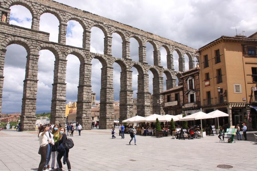Madrid: Avila and Segovia Day Trip with Tickets to Monuments - Meeting the Day: Bus Comfort, WiFi, and a Real Starting Point