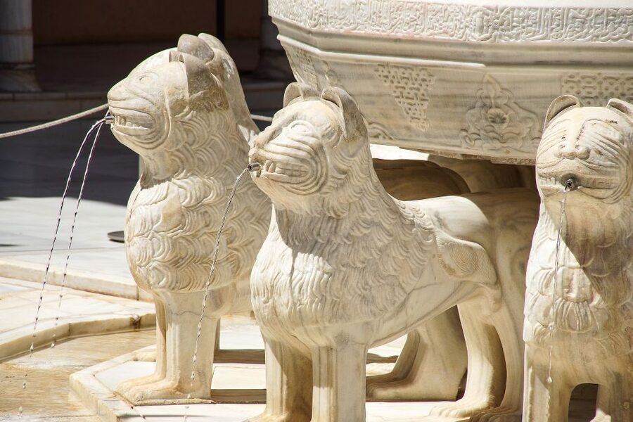 Malaga: Granada Day Trip with Alhambra, Palaces and Gardens - Languages and how to get the most out of the guide