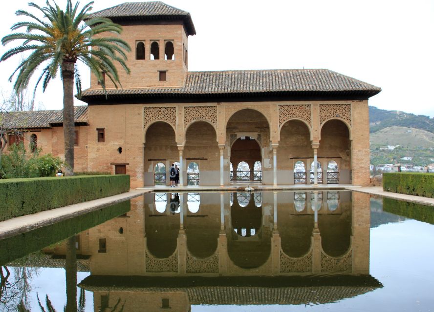 Malaga: Granada Day Trip with Alhambra, Palaces and Gardens - Timing in an 8-hour day: what you gain, what you might miss