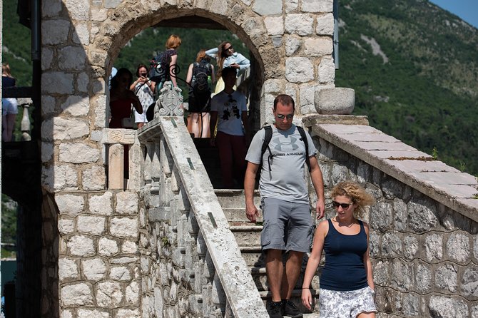 Montenegro: Bay of Kotor Day Trip from Dubrovnik English -Español - Stop 2: Perast—the smaller waterfront break that actually feels like a breather