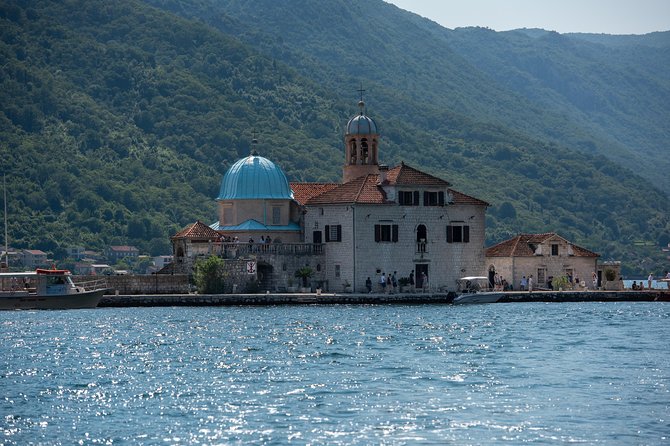 Montenegro: Bay of Kotor Day Trip from Dubrovnik English -Español - The bus, the commentary, and the guide quality you should watch for