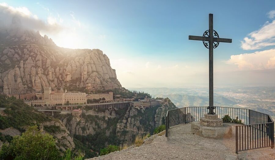 Montserrat & Cava Wineries Day Trip from Barcelona w/ Pickup - Small-group guides: what makes the day feel smooth