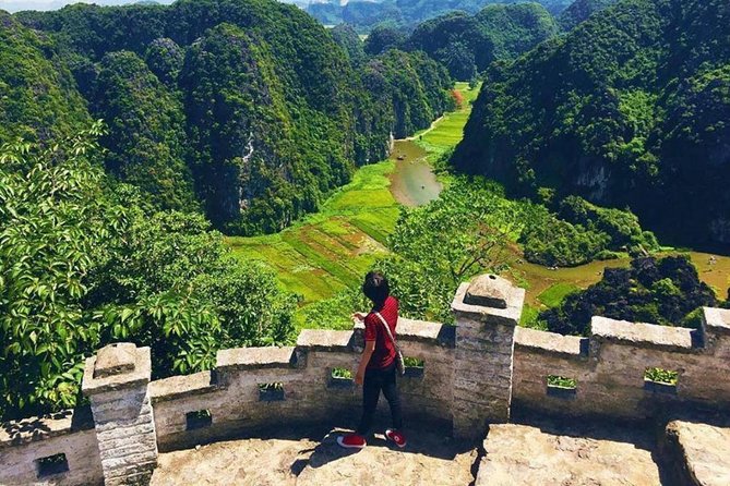 Ninh Binh Full-Day Trip to Trang An Mua Cave Hoa Lu Buffet Lunch - Stop 1: Hoa Lu temples and the Dinh & Le dynasties