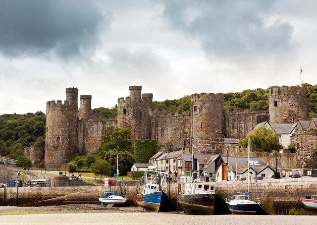 North Wales Sightseeing Adventure Day Trip from Manchester - Conwy’s walled town free time: medieval walls, a marina, and Welsh lunch options