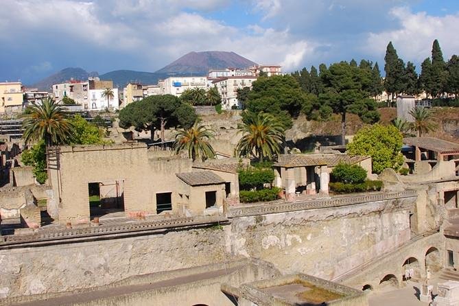 Pompeii & Herculaneum Day Trip from Naples with Lunch - Crowds, heat, and footwear: the real enemy is comfort