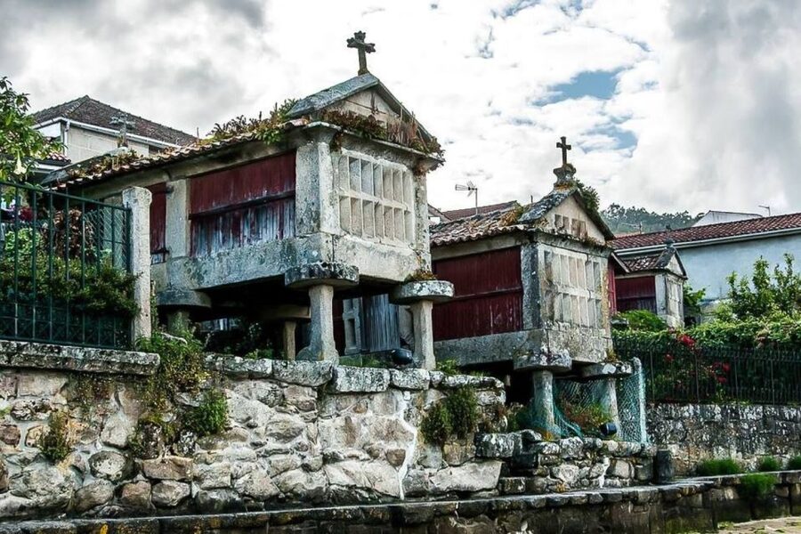 Rías Baixas: Guided Day Tour from Santiago with Boat Ride - The mussel-and-wine boat cruise: the main event