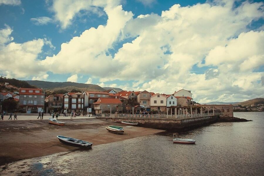 Rías Baixas: Guided Day Tour from Santiago with Boat Ride - Meeting point, guide style, and settling into the pace