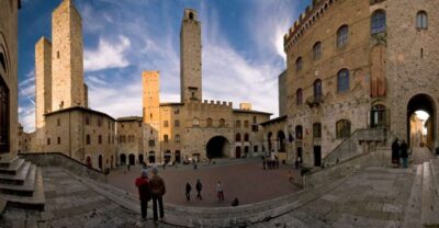 San Gimignano and Volterra: Day Tour from Siena - From Siena to Monteriggioni: the van ride that sets the tone