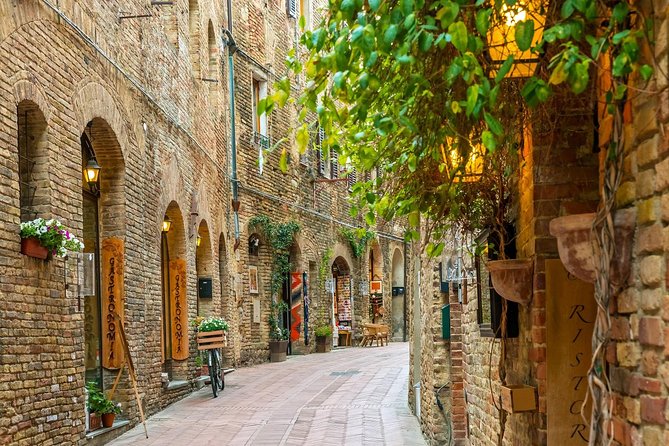 San Gimignano, Chianti, and Montalcino Day Trip from Siena - Meeting in Siena: the Station Pickup and Your First Hour