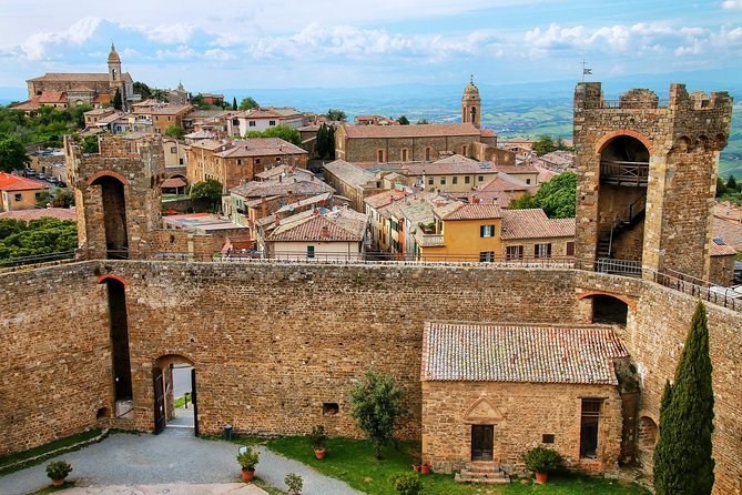 San Gimignano, Chianti, and Montalcino Day Trip from Siena - Monteriggioni: A Fortress Town on the Route
