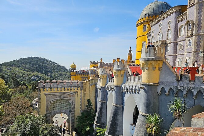 Sintra, Pena Palace, Quinta da Regaleira & Cascais Group Tour - Guincho Beach and the photo-stop rhythm
