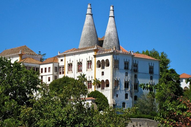 Sintra, Pena Palace, Quinta da Regaleira & Cascais Group Tour - Estoril pass-by: a quick glimpse of casino-garden elegance