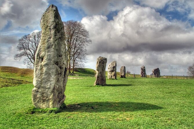Stonehenge and The Stone Circles of Avebury Day Trip from London - What the live coach commentary does (and why you’ll want to listen)