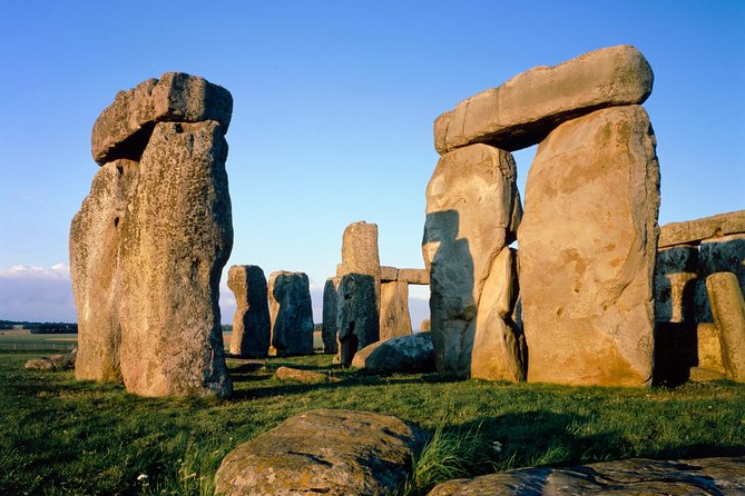 Windsor, Stonehenge and Bath Day Trip from London Spanish - The coach experience: comfort helps, but rules still matter