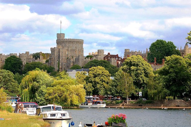 Windsor, Stonehenge and Bath Day Trip from London Spanish - Windsor Castle and St George’s Chapel: royal pageantry with timed access
